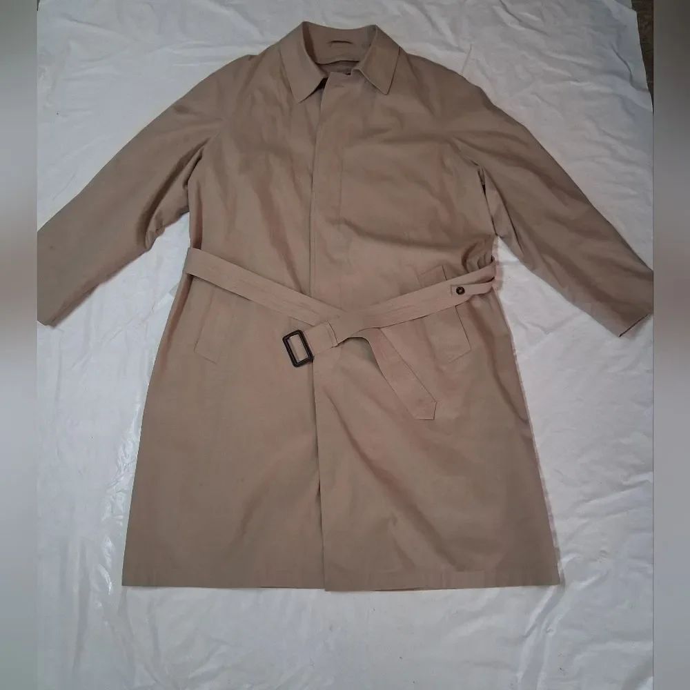 Roundtree & Yorke Tan Trench Coat with Belt Size 40 Reg